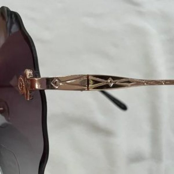 New Black Wavy Round Sunglasses - Picture 4 of 12